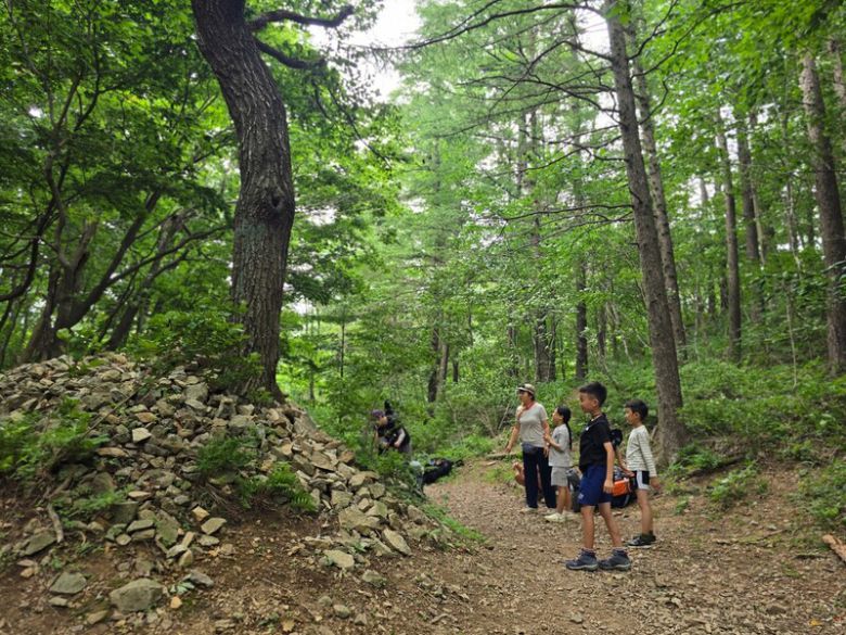 산행하는 이들이 무사안녕을 빌며 하나씩 던진 돌이 쌓여 생긴 소간령의 돌무더기. 박준형 제공