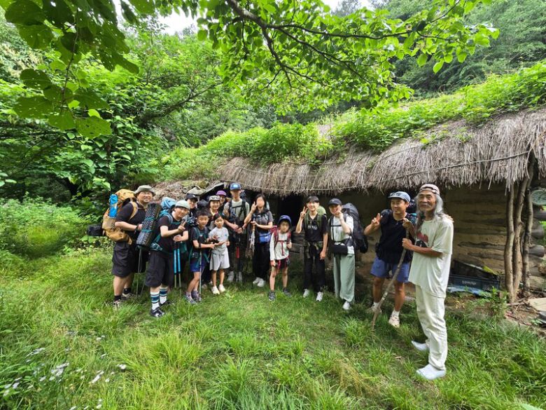 하산길메 만난 자연인 프램 승(70). 그의 집앞에서 기념 사진을 찍은 ‘캠백’ 회원들과 자녀들. 박준형 제공