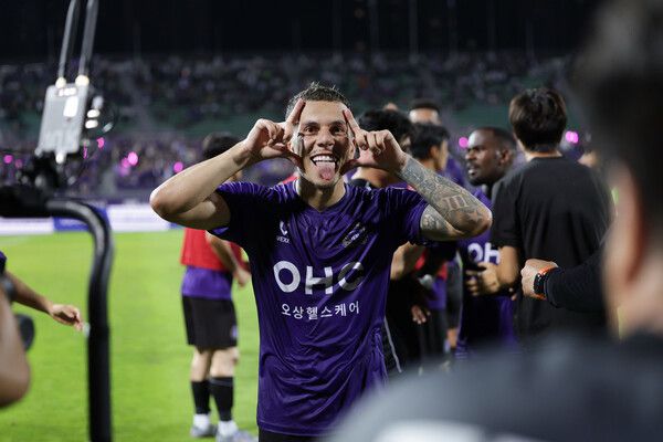 안양FC의 마테우스가 24일 안양종합운동장에서 열린 K리그1 대전하나시티즌과 경기에서 환상적인 프리킥 득점 뒤 좋아하고 있다. 한국프로축구연맹 제공
