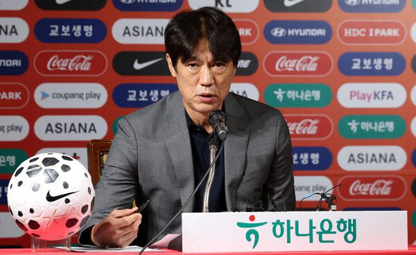 홍명보 남자 축구대표팀 감독이 25일 축구회관에서 9월 미국에서 펼칠 원정 평가전에 나설 대표팀 명단을 발표하고 있다. 연합뉴스