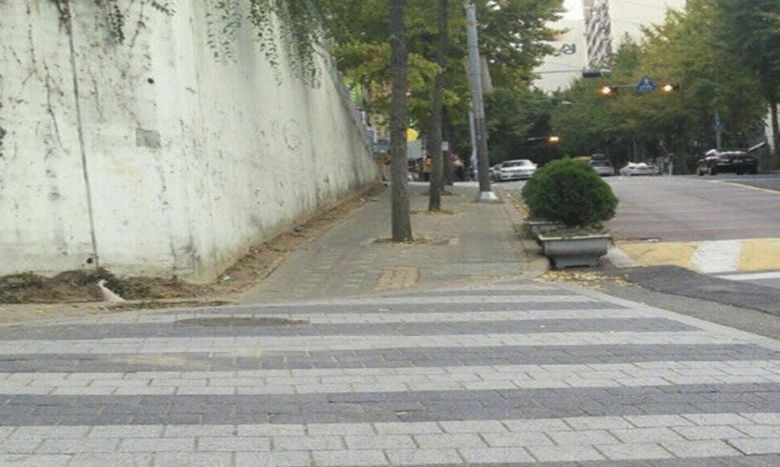 학생들은 ‘유니버설 디자인’ 수업을 통해 마을 골목길에 새로 생긴 방지턱 때문에 기존에 있던 점자블록이 제거된 사실을 발견했다. 박재준 교사 제공