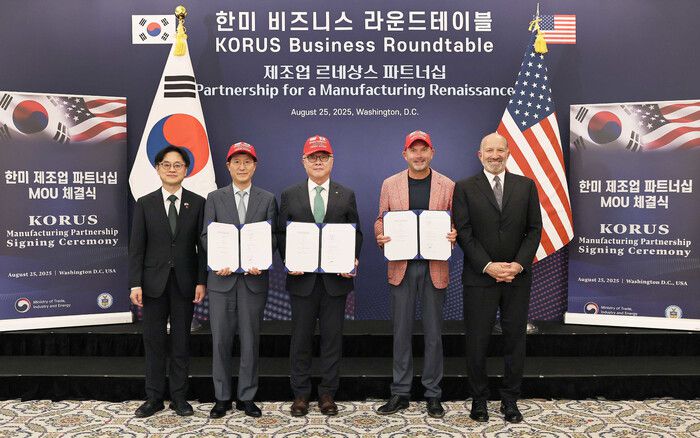 한국수력원자력이 미국 워싱턴디시에서 미국 민간 에너지 회사인 페르미 아메리카 및 삼성물산과 첨단 에너지 복합센터 건설 협력을 위한 업무협약을 체결했다. 김정관 산업통상자원부 장관(왼쪽부터), 오세철 삼성물산 사장, 황주호 한국수력원자력 사장, 토비 노이게바우어 페르미 아메리카 최고경영자, 하워드 러트닉 미국 상무부 장관. 한국수력원자력 제공