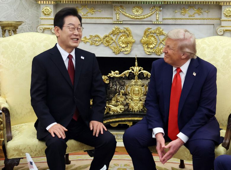 이재명 대통령과 도널드 트럼프 미국 대통령이 25일(현지시각) 미국 워싱턴디시(DC) 백악관에서 정상회담을 하고 있다. 연합뉴스