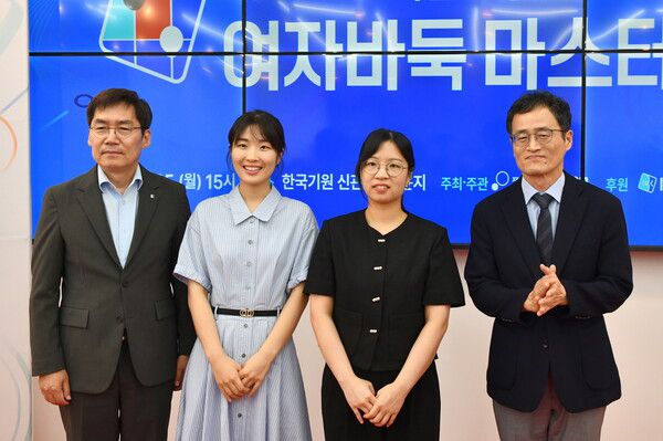 최정 9단(왼쪽)과 오정아 5단이 25일 열린 IBK기업은행 시상식에서 포즈를 취하고 있다. 한국기원 제공