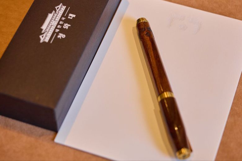 대통령실이 25일(현지시간) 공개한 한미 정상회담을 위해 이재명 대통령이 준비한 선물. 명장이 제작한 금속 거북선, 국산 골드파이브 수제 맞춤형 퍼터, 카우보이 마가 모자, 펜 등이다. 펜은 선물이 아닌 이 대통령의 서명용이었지만 트럼프 대통령의 요청으로 즉석에서 선물했다. 대통령실 제공