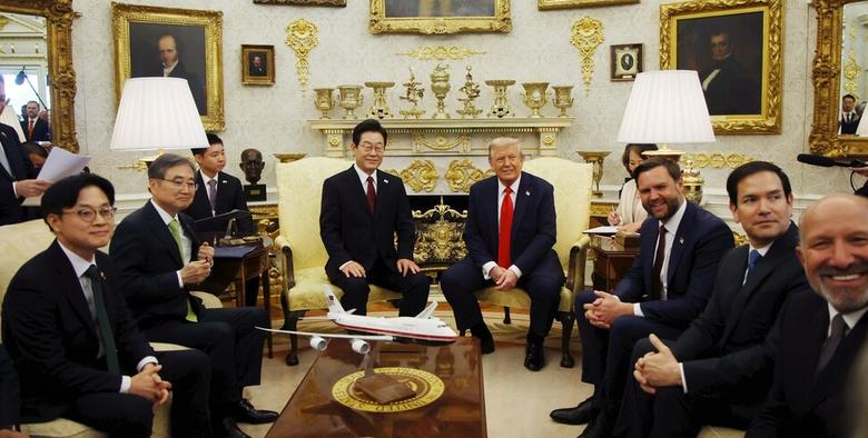 이재명 대통령과 도널드 트럼프 미국 대통령이 25일(현지시각) 미국 워싱턴 백악관 오벌 오피스에서 화기애애한 분위기 속에 정상회담을 하고 있다. 왼쪽부터 김정관 산업통상자원부 장관, 조현 외교부 장관, 이 대통령, 트럼프 대통령, 제이디(J.D.) 밴스 부통령, 마코 루비오 국무장관, 하워드 러트닉 상무장관. 워싱턴/연합뉴스