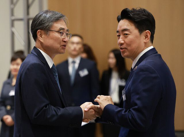 강훈식 대통령비서실장(오른쪽)과 조현 외교부 장관이 24일(현지시간) 미국 워싱턴의 한 호텔에서 열린 동포 만찬 간담회에서 대화하고 있다. 연합뉴스