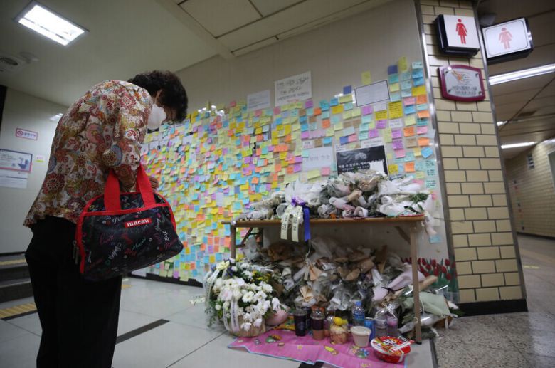 지난 2022년 9월19일 오전 서울지하철 2호선 신당역 여자화장실 입구에 마련된 스토킹 범죄 피해자 추모 공간을 찾은 한 시민. 신소영 기자 viator@hani.co.kr