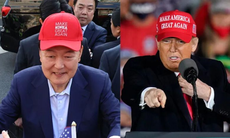 윤석열 전 대통령이 지난 4월 11일 서울 용산구 한남동 관저에서 나와 지지자들과 인사하고 있다.(왼쪽 사진) 도널드 트럼프 미국 대통령이 2020년 10월 아이오와주에서 열린 유세에서 연설하고 있다. 공동취재사진, AP 연합뉴스