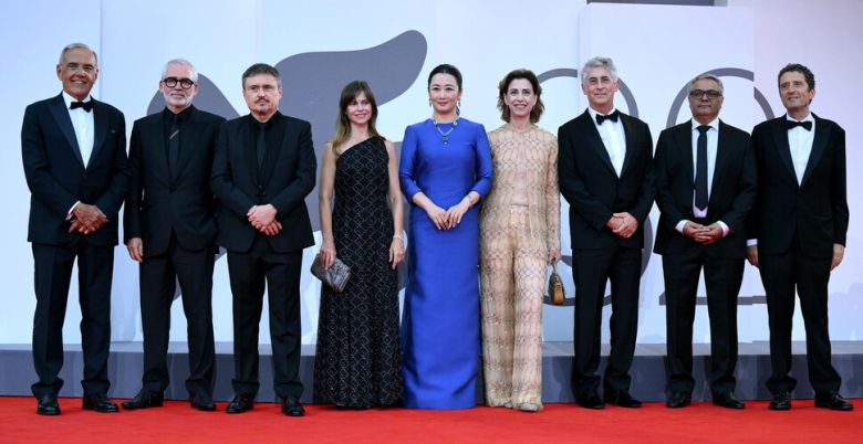 27일(현지시각) 제82회 베네치아국제영화제가 이탈리아 베네치아 리도섬에서 개막했다. 심사위원단이 레드 카펫 위에 서 있다. 베네치아/EPA 연합뉴스