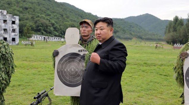 김정은 조선노동당 총비서 겸 국무위원장은 27일 인민군 총참모부 직속 특수작전훈련기지를 방문해 저격수 구분대와 특수작전 구분대의 훈련 실태를 점검하며 “놈들이 동무들을 보기만 해도 공포에 떨게 해야 하오”라고 주문했다고 28일 노동신문이 보도했다. 조선중앙통신 연합뉴스