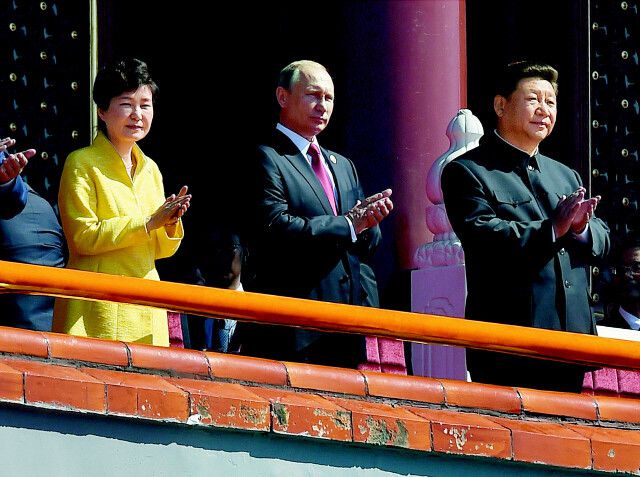 2015년 9월3일, 박근혜 대통령이 중국 베이징 천안문 성루 위에서 시진핑 중국 국가주석, 블라디미르 푸틴 러시아 대통령과 함께 중국 인민해방군의 열병식을 지켜보고 있다. 베이징/AFP 연합뉴스