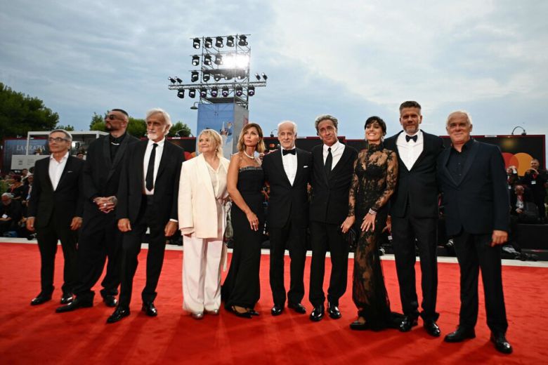 27일(현지시각) 제82회 베네치아국제영화제가 이탈리아 베네치아 리도섬에서 개막했다. 개막작 ‘은총’의 파올로 소렌티노 감독(오른쪽에서 네번째)과 배우들이 레드 카펫 위에 서 있다. 베네치아/AFP 연합뉴스