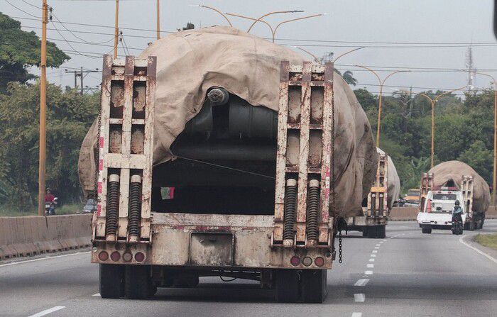 27일(현지시각) 베네수엘라 육군 트럭들이 전차를 운송하고 있는 모습. 미국이 베네수엘라 연안 쪽으로 이지스 구축함 등을 파견하자 이에 베네수엘라도 강경 대응에 나섰다. AFP연합뉴스