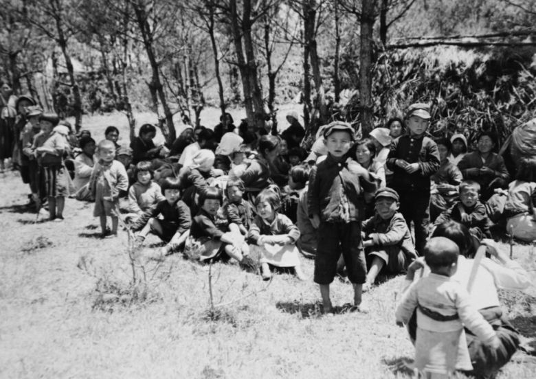 1948년 제주4.3항쟁 당시 계엄령과 함께 민간인들이 학살되자 산으로 피신한 주민들. 미 국립문서기록관리청(NARA) 소장, 역사비평사 제공