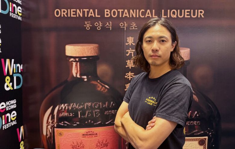 ‘매그놀리아랩’ 창립자 데니스 막. 지난달 서울에서 열린 ‘서울 바 앤 스피릿 쇼 2025’에 부스를 차리고 홍보 활동을 펼쳤다. 박미향 기자