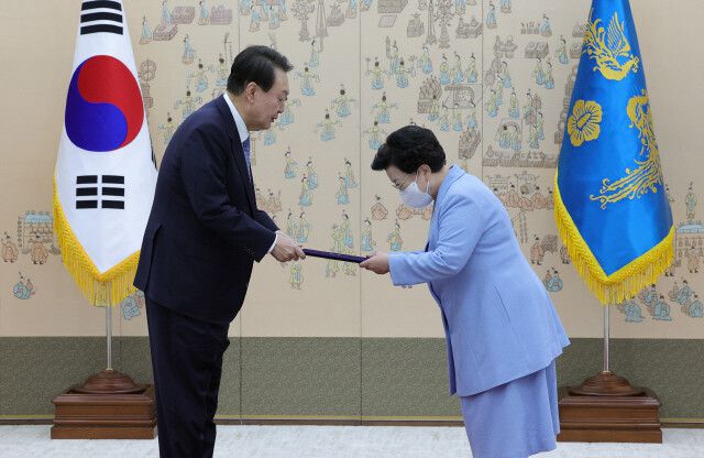 윤석열 대통령이 2022년 9월 이배용 국가교육위원장에게 임명장을 수여하고 있다. 대통령실사진기자단