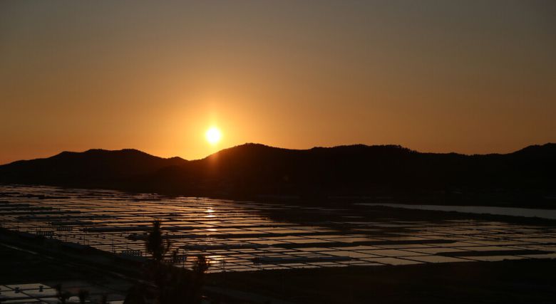 해 질 녘 소금밭낙조전망대에 오르면 너른 염전 위에서 지는 해를 볼 수 있다. 박미향 기자