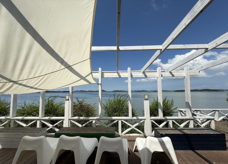 소금항카페의 앞바다 풍경. 박미향 기자