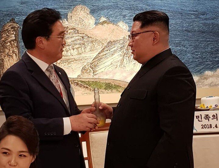 2018년 4월27일 남북정상회담 당시 판문점 평화의집에서 진행된 환영 만찬 행사에서 만난 김정은 북한 국무위원장과 우원식 국회의장. 우 의장 페이스북 갈무리