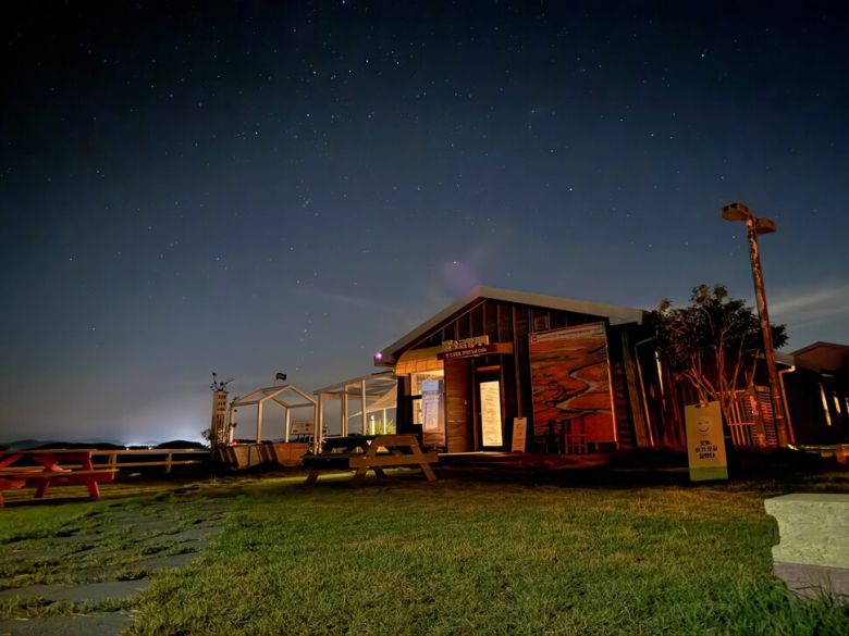 별이 쏟아질 듯한 증도 소금항카페의 밤 풍경. 박미향 기자