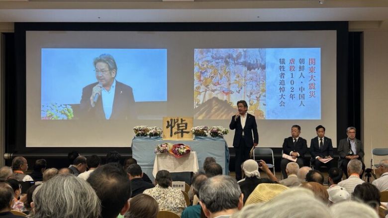 31일 일본 도쿄 메이지대학에서 열린 ‘간토대지진 조선인·중국인 학살 102년 희생자추도대회’에서 ‘간토대지진 조선인 학살을 검증하는 의원 모임\'의 스기오 히데야 의원(입헌민주당)이 발언하고 있다.
