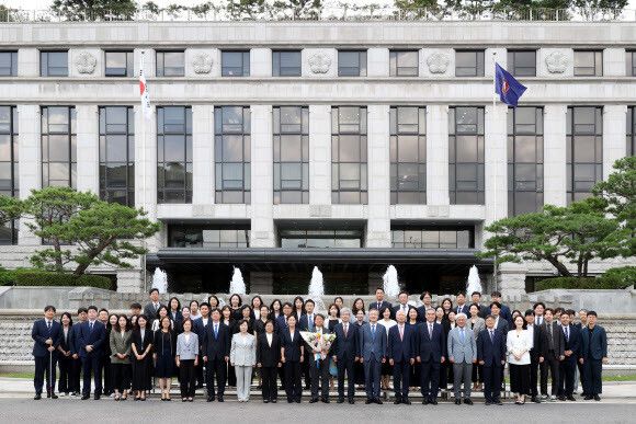 김정원 헌법재판소 사무처장이 8월 29일 서울 종로구 헌법재판소에서 퇴임식을 한 뒤 김상환 헌법재판소장 등 재판관들, 직원들과 기념 촬영을 하고 있다. 헌법재판소 제공