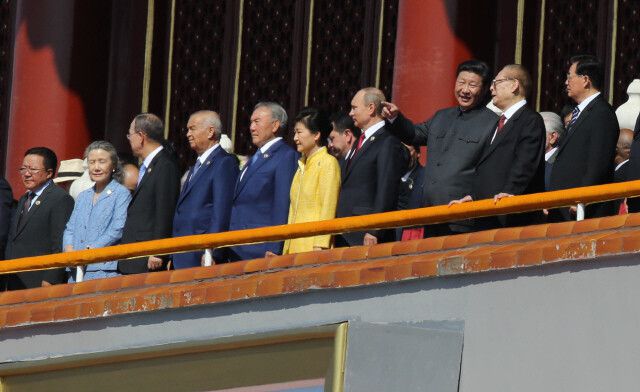 지난 2015년 9월3일 중국 전승절 70돌 경축행사에 참석해 천안문 망루에 선 박근혜 당시 대통령. 시진핑 중국 국가주석의 왼쪽엔 고 장쩌민 전 중국 국가주석이, 오른쪽엔 블라디미르 푸틴 러시아 대통령과 박 전 대통령이 섰다. 청와대사진기자단