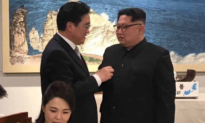 2018년 4월27일 우원식 당시 더불어민주당 원내대표가 판문점 평화의집에서 열린 남북정상회담 만찬장에서 김정은 북한 국무위원장과 대화하고 있다. 청와대 제공