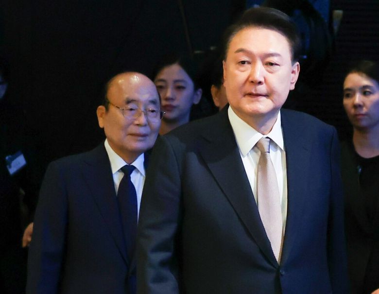 2024년 11월22일 윤석열 전 대통령이 서울 중구의 한 호텔에서 열린 제56회 국가조찬기도회에 입장하고 있다. 왼쪽은 이봉관 국가조찬기도회장. 연합뉴스