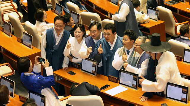 1일 국회 본회의장에서 열린 제429회 정기국회 개회식에서 한복을 입은 더불어민주당 의원들이 기념사진을 찍고 있다. 김경호 선임기자 jijae@hani.co.kr