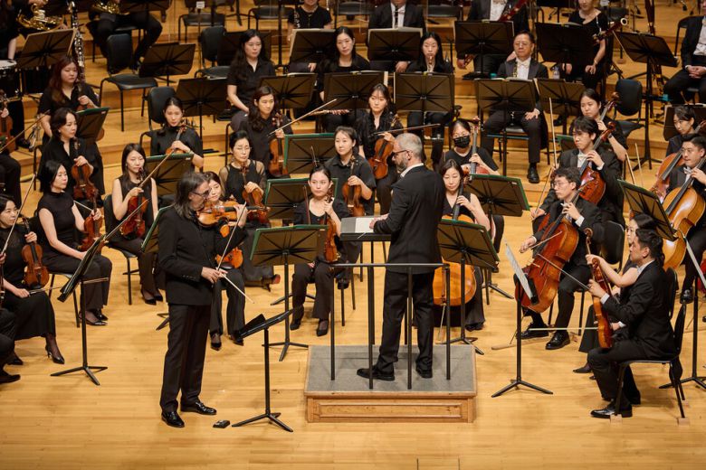 바이올리니스트 레오니다스 카바코스(왼쪽)가 8월28일 서울 롯데콘서트홀에서 쇼스타코비치 바이올린 협주곡 2번을 서울시향과 협연하고 있다. 롯데콘서트홀 제공