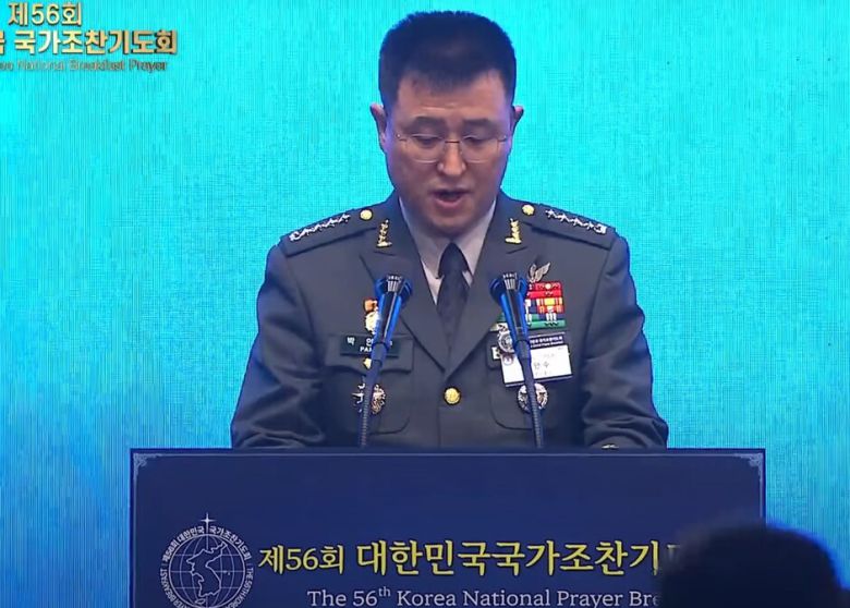 2024년 11월22일 윤석열 전 대통령이 참석한 국가조찬기도회에서 단상에 선 박안수 전 육군 참모총장. ‘씨(C)채널방송 : 티브이(TV)’ 유튜브 갈무리