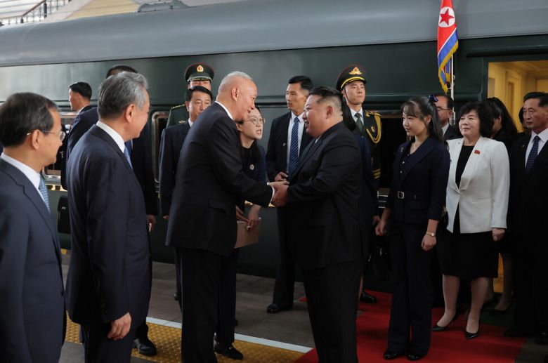 2일 오후 4시께 중국 베이징역에 도착한 김정은(앞줄 왼쪽에서 네번째) 북한 국무위원장이 중국 쪽 영접 인사로 나온 차이치 (앞줄 왼쪽에서 세번째, 서열 5위) 중국공산당 중앙서기처 서기와 악수를 하고 있다. 김 위원장은 딸 김주애(앞줄 왼쪽에서 다섯번째)를 대동했다.베이징/조선중앙통신 연합뉴스