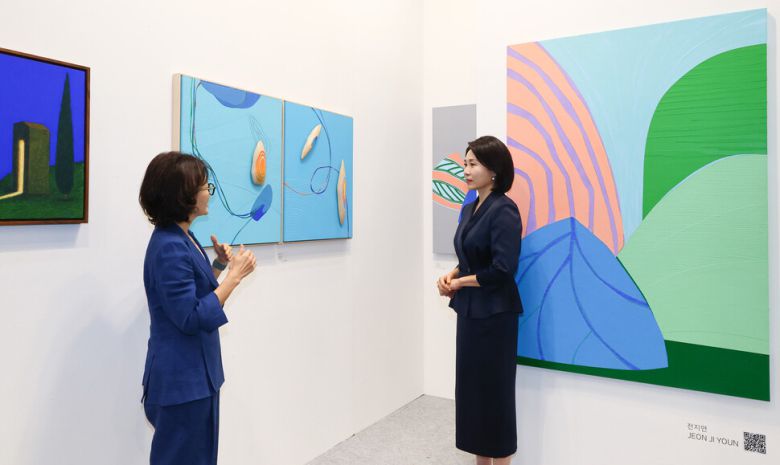 이재명 대통령의 부인 김혜경 여사가 3일 서울 강남구 코엑스에서 열린 키아프 서울(Kiaf SEOUL)에서 전시된 작품들을 관람하고 있다. 공동사진취재