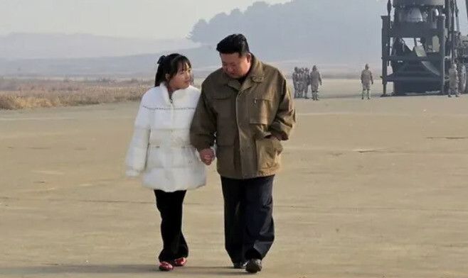 김정은 조선노동당 총비서 겸 국무위원장이 2022년 11월18일 평양국제비행장에서 딸 김주애의 손을 맞잡고 걷는 모습. 조선중앙통신 연합뉴스