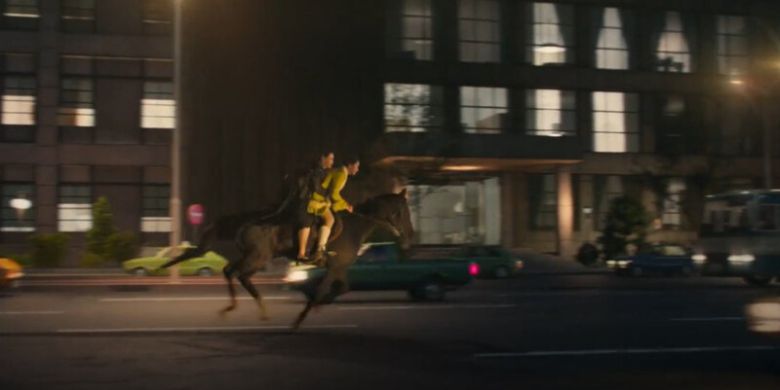 ‘애마’ 6회. 시상식장에서 성 상납을 폭로하고 붙잡힐 위기에 빠진 정희란을 말을 탄 신주애가 구출하여, 함께 광화문을 내달린다. 여성 연대와 해방감이 느껴진다. 넷플릭스 제공