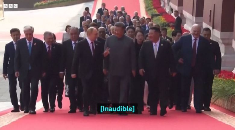 지난 3일 오전 중국 베이징에서 열린 ‘중국 인민 항일전쟁 및 반파시스트전쟁 승리’(전승절) 80주년 경축행사에 참석해 열병식을 보러 가는 길에 블라디미르 푸틴(왼쪽부터) 러시아 대통령과 시진핑 중국 국가주석이 ‘장기이식’과 ‘수명 연장’에 대한 얘기를 하는 모습. 옆에서 김정은 북한 국무위원장이 미소를 보이고 있다. 비비시 화면 갈무리