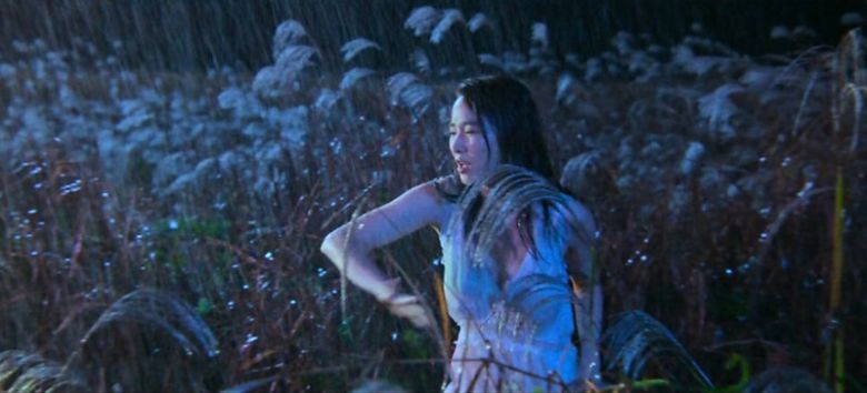 ‘애마’ 3회. 애마가 얇은 잠옷 차림으로 천둥 번개와 비바람을 뚫고, 갈대에 찔리고 찢기면서 새 애인을 만나러 간다. 직접 노출 없이 관음의 효과를 극대화한 장면. 넷플릭스 제공