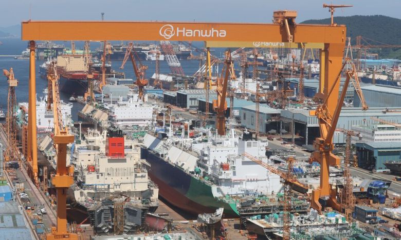 한-미 관세협상 타결의 일등 공신은 우리 정부가 미국 정부에 제안한 조선업 협력 프로젝트 ‘마스가’(MASGA)라고 해도 과언이 아니다. 한화오션 경남 거제 사업장에 건조 중인 선박이 보인다. 연합뉴스