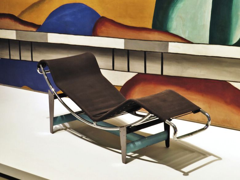 르코르뷔지에, 샤를로트 페리앙, 피에르 잔느레가 함께 만든 셰즈 롱그. 페리앙의 지분이 가장 많은 것으로 알려져 있다. 2019년 파리 루이뷔통재단미술관과 2021년 런던디자인뮤지엄 등에서 열린 회고전에서 그의 위상이 다시 한번 확인되었다. 위키미디어 코먼스