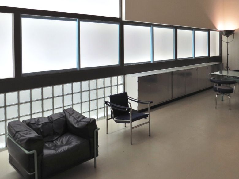 르코르뷔지에, 샤를로트 페리앙, 피에르 잔느레가 함께 만든 의자들. 페리앙의 지분이 가장 많은 것으로 알려져 있다. 위키미디어 코먼스