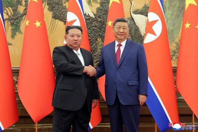 김정은 조선노동당 총비서 겸 국무위원장과 시진핑 중국공산당 중앙위 총서기 겸 국가주석이 4일 저녁 베이징 인민대회당에서 정상회담에 앞서 악수를 하고 있다. 조선중앙통신 연합뉴스