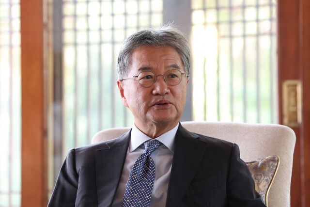 조셉 윤 주한미국대사대리가 3일 오전 서울 중구 미국대사관저에서 한겨레와 인터뷰하고 있다. 김영원 기자 forever@hani.co.kr