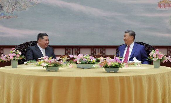 김정은 조선노동당 총비서 겸 국무위원장과 시진핑 중국공산당 중앙위 총서기 겸 국가주석이 4일 저녁 베이징 인민대회당에서 정상회담과 연회를 함께했다고 5일 노동신문이 보도했다. 조선중앙통신 연합뉴스