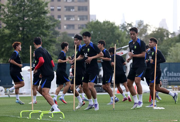 한국 축구 대표팀 선수들이 5일(한국시각) 미국 뉴욕 아이칸 스타디움에서 진행된 공식 훈련에서 몸을 풀고 있다. 연합뉴스