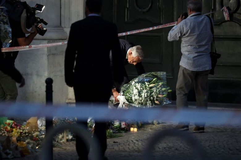 마르셀루 헤벨루 드 소우사 포르투갈 대통령이 4일 리스본 글로리아 푸니쿨라(케이블전차) 사고 현장에서 희생자들을 기리기 위해 꽃다발을 바치고 있다. 3일 리스본의 명물인 푸니쿨라 탈선하며 많은 사상자가 발생하자 포르투갈은 4일을 국가 애도일로 선포했다. 리스본/AFP연합뉴스