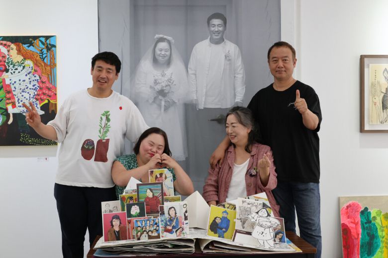 왼쪽부터 사위 조영남, 딸 정은혜, 엄마 장차현실, 아빠 서동일. 신혼부부들이 손으로 하트를 그리며 적극적인 자세를 취하자 부모들도 용기를 내보았다. 정용일 선임기자 yongil@hani.co.kr