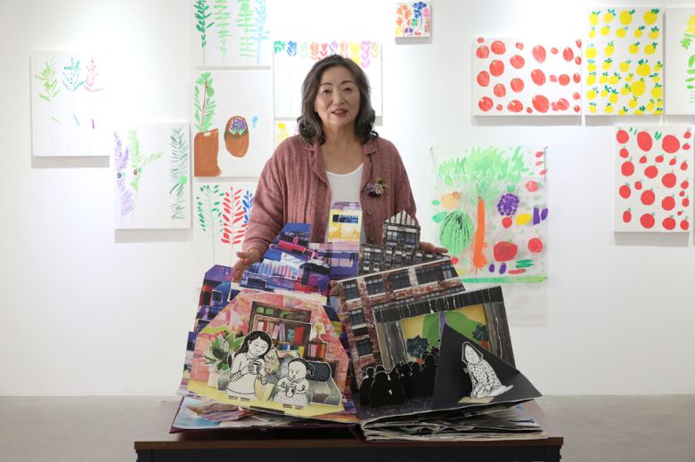 장차현실 화백이 ‘은혜야, 살자’ 퍼포먼스용 팝업북을 펴놓고 섰다. 이 팝업북은 은혜 작가의 인생을 강의하는 퍼포먼스용으로 제작된 것이다. 뒤로 사위 조영남 작가의 그림들이 보인다. 정용일 선임기자 yongil@hani.co.kr