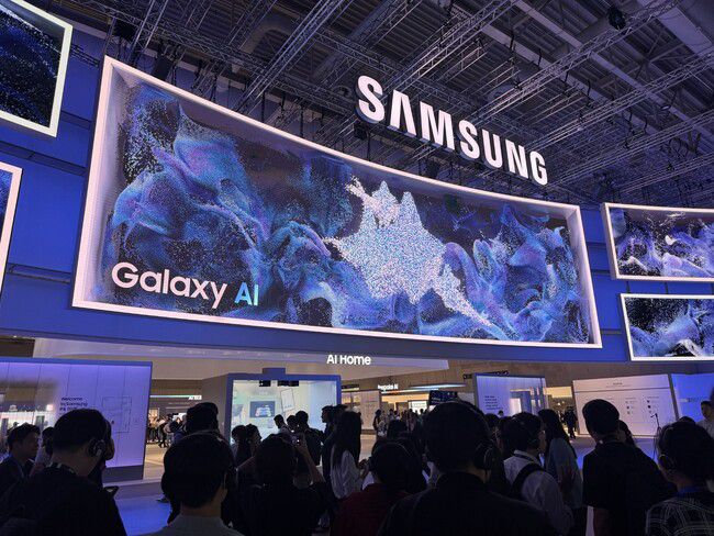 지난 5일(현지시각) 독일 베를린 국제 가전 전시회(IFA) 내 삼성전자 전시관이 관람객들로 붐비고 있다. 박종오 기자